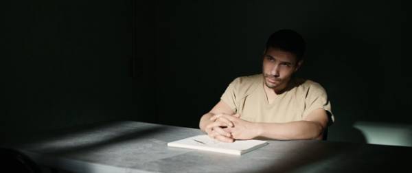 “弁護士”ジョディ・フォスターが面会室で心理戦！『モーリタニアン 黒塗りの記録』本編映像