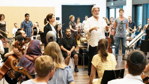 紛争地の若者たちの和平オーケストラ描く『クレッシェンド 音楽の架け橋』1月公開