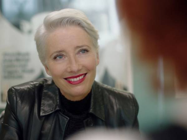 主人公に「あなたは素晴らしい」 エマ・トンプソンが演じる説得力『ビルド・ア・ガール』メイキング映像