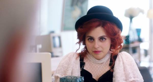 主人公に「あなたは素晴らしい」 エマ・トンプソンが演じる説得力『ビルド・ア・ガール』メイキング映像