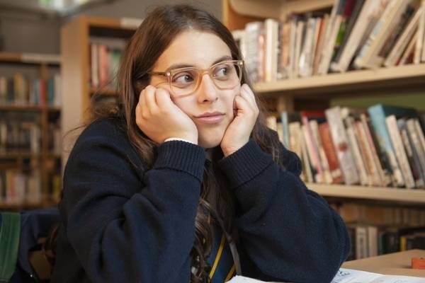 「ハリポタ」「若草物語」やUKロック…『ビルド・ア・ガール』がより楽しめるトリビア10選