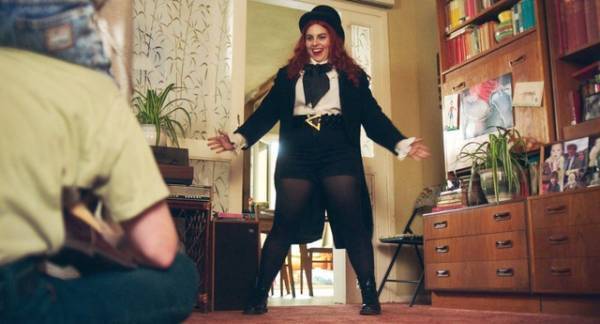 「ハリポタ」「若草物語」やUKロック…『ビルド・ア・ガール』がより楽しめるトリビア10選