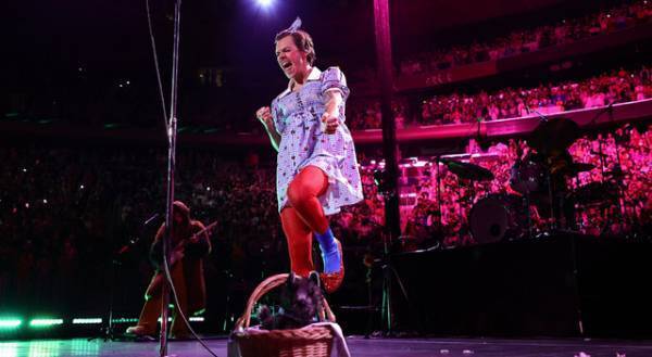 2021年ハロウィン、 ハリー・スタイルズは『オズの魔法使い』のドロシーに扮し「かわいいでしょ？」