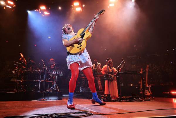 2021年ハロウィン、 ハリー・スタイルズは『オズの魔法使い』のドロシーに扮し「かわいいでしょ？」