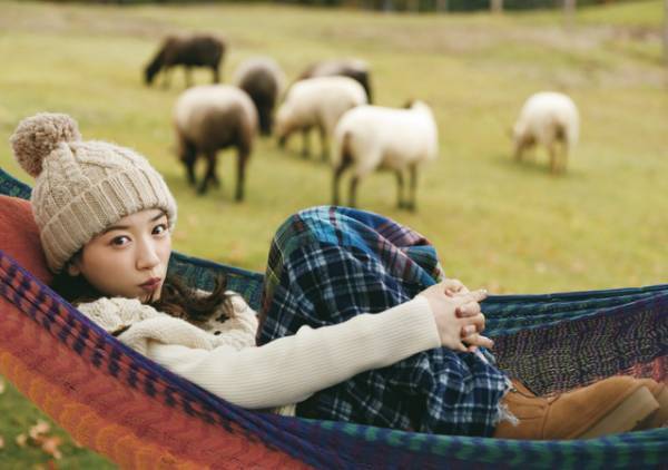 永野芽郁、北海道の自然に囲まれる2022年カレンダー発売