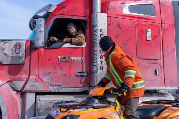 「本物の湖面で撮影」監督コメント到着『アイス・ロード』メイキング＆場面写真も