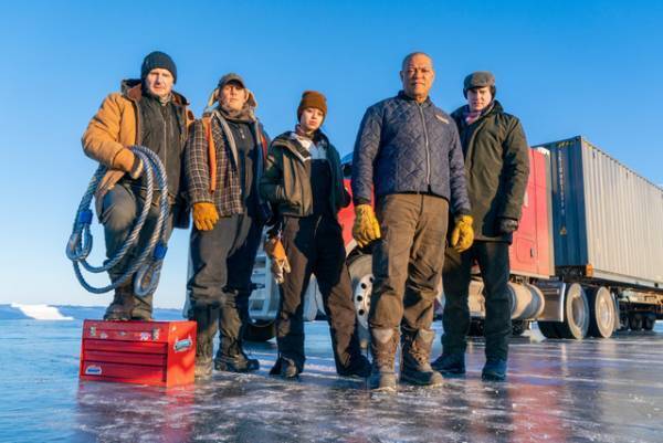 「本物の湖面で撮影」監督コメント到着『アイス・ロード』メイキング＆場面写真も