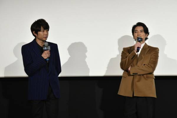 嵐、デビュー日に4人でサプライズ登壇＆近況報告！ 大野智からメッセージも『ARASHI 5×20 FILM』先行初日舞台挨拶