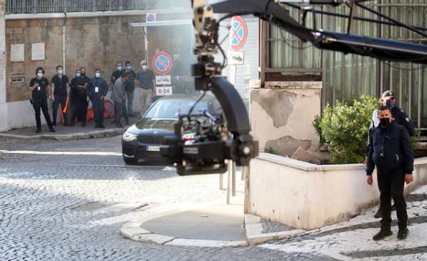 ハリウッド映画界の悲劇・拳銃誤射事故はなぜ起こってしまったのか…撮影現場にあった事故前の予兆