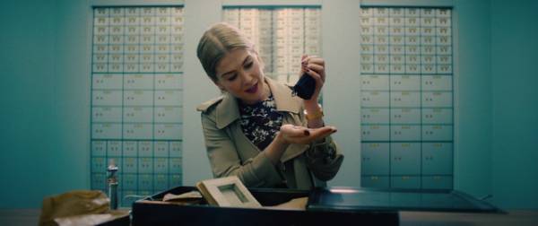 ロザムンド・パイク、“恐怖の笑顔”で家庭訪問…『パーフェクト・ケア』本編映像