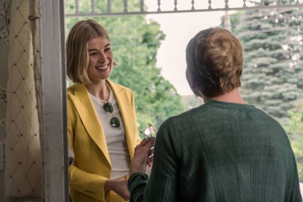 ロザムンド・パイク、“恐怖の笑顔”で家庭訪問…『パーフェクト・ケア』本編映像