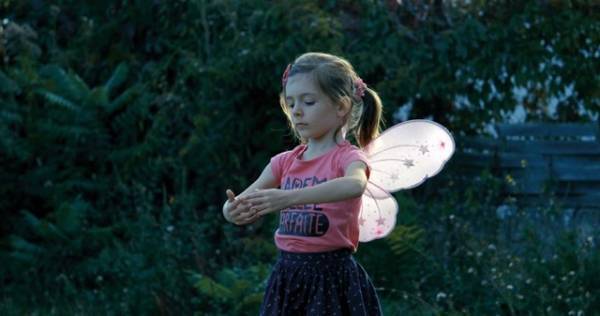 「あなたは間違っていない」母が受けた言葉にサシャも瞳いっぱいの涙…『リトル・ガール』本編映像