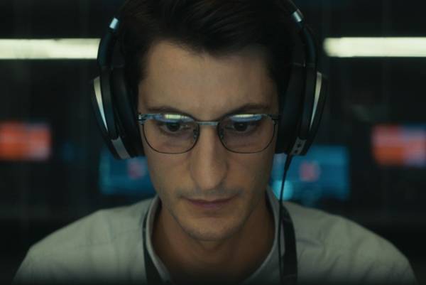 ピエール・ニネが天才的な音声分析官に！航空機業界の知られざる闇を暴く『ブラックボックス：音声分析捜査』公開