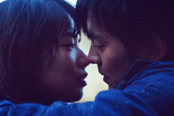 林遣都×小松菜奈、恐怖症を克服するため“リハビリデート”『恋する寄生虫』本編映像