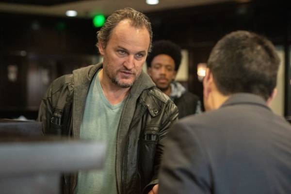 “アナログ捜査官”ジェイソン・クラークが“天才”ニック・ロビンソンを追い詰める！『シルクロード.com』予告編