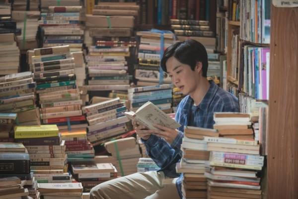 カン・ヨンソク＆イム・ジュファンのカットも『雨とあなたの物語』場面写真