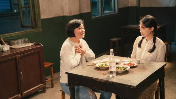 若き日の母と出会うパラレルワールド・コメディ『こんにちは、私のお母さん』予告編