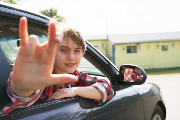 手話で「愛してる！」家族への愛が溢れる『コーダ』場面写真到着