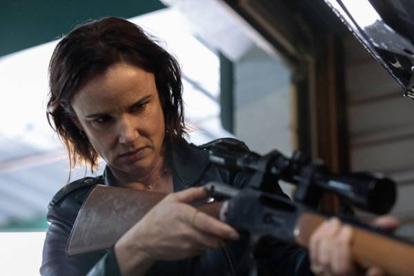 遭難した女子サッカーチームの狂気のサバイバル！「イエロージャケッツ」配信決定