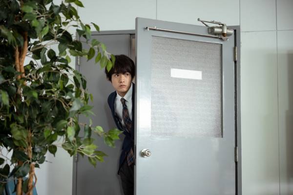 赤楚衛二、初共演・窪田正孝に褒められ笑顔『決戦は日曜日』新写真