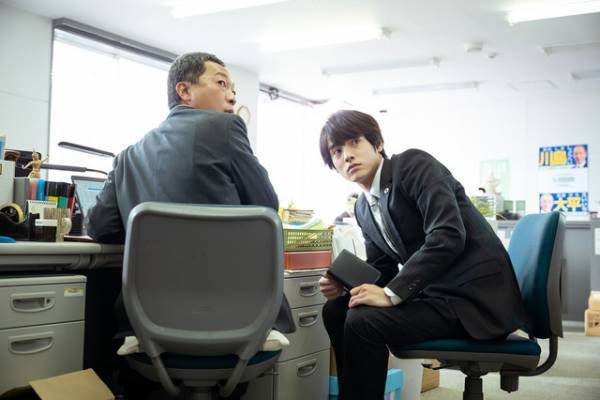 赤楚衛二、初共演・窪田正孝に褒められ笑顔『決戦は日曜日』新写真