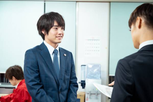赤楚衛二、初共演・窪田正孝に褒められ笑顔『決戦は日曜日』新写真