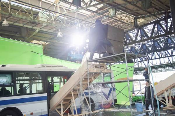 林遣都、洪水シーン撮影で丸一日ずぶ濡れに… 『恋する寄生虫』メイキング映像