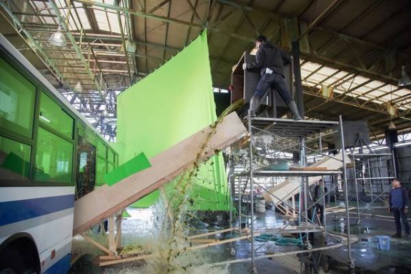 林遣都、洪水シーン撮影で丸一日ずぶ濡れに… 『恋する寄生虫』メイキング映像