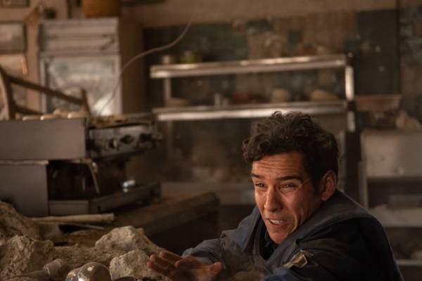 若きホープ演じたアダム・ベッサに注目、ISとの銃撃戦を捉えた『モスル～あるＳＷＡＴ部隊の戦い～』本編映像