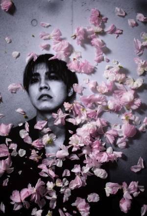 斎藤工×片寄涼太の特別写真展が実現『昨日より赤く明日より青く』「COYOTE」主題歌が縁