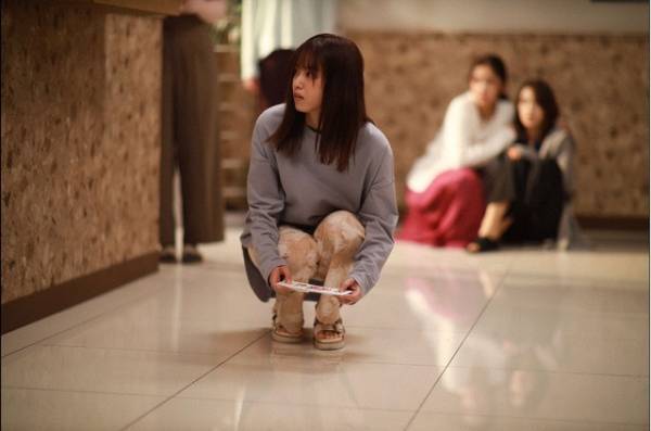 「言霊荘」第7話、憑依される西野七瀬“コトハ”に「演技力えぐい」など絶賛の声、直後の“ポスターガイスト”にも恐怖の声続出