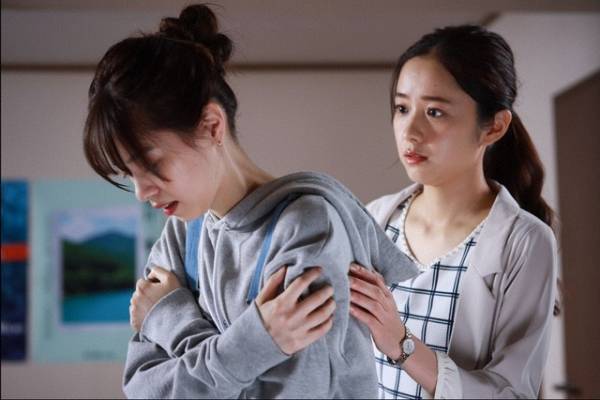 「言霊荘」第7話、憑依される西野七瀬“コトハ”に「演技力えぐい」など絶賛の声、直後の“ポスターガイスト”にも恐怖の声続出