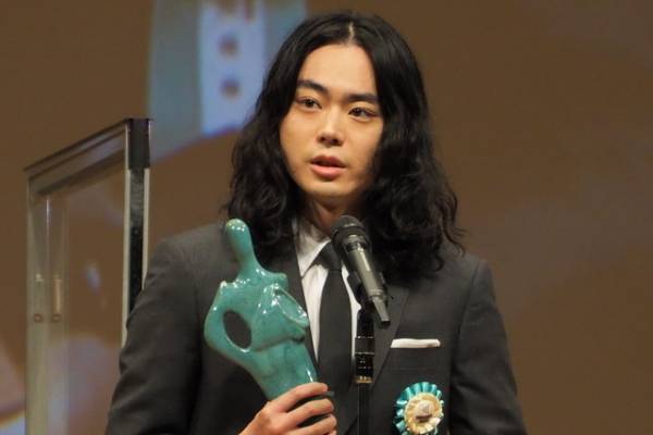 『花束』菅田将暉＆有村架純が最優秀賞受賞「リアリティがあり、もはや演じなくてもいいくらい」