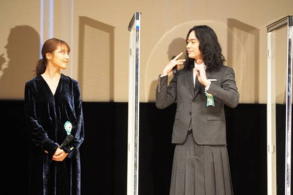 『花束』菅田将暉＆有村架純が最優秀賞受賞「リアリティがあり、もはや演じなくてもいいくらい」