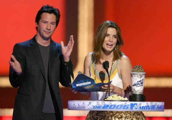 サンドラ・ブロック、過去の交際説は否定もキアヌ・リーヴスのロマンティックな一面を明かす