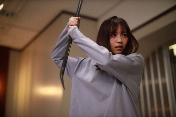 次々と“言霊”の餌食になる住人たち…視聴者からは「鏡を背中にできなくなる」「鏡もお風呂もこわい」などの声殺到、「言霊荘」8話