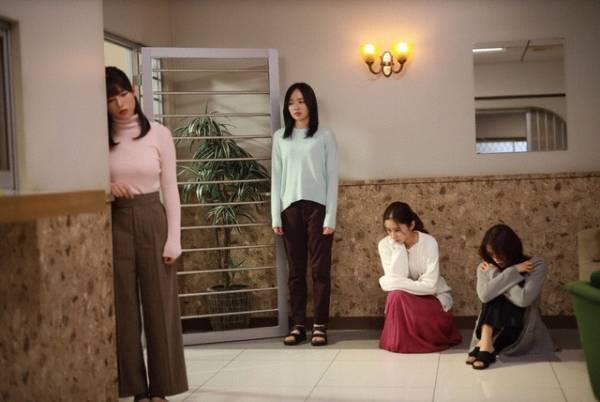 次々と“言霊”の餌食になる住人たち…視聴者からは「鏡を背中にできなくなる」「鏡もお風呂もこわい」などの声殺到、「言霊荘」8話