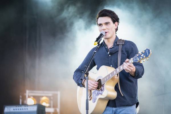 KJ・アパ＆ブリット・ロバートソン『君といた１０８日』“初デート”の約束交わす本編映像