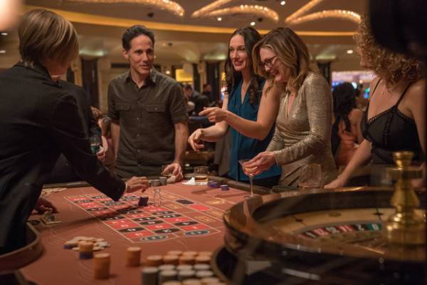 ジュリアン・ムーア、「女性キャラクターを丁寧に描き出す」『グロリア』監督を称賛