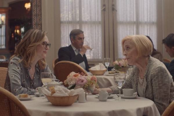 ジュリアン・ムーア、「女性キャラクターを丁寧に描き出す」『グロリア』監督を称賛