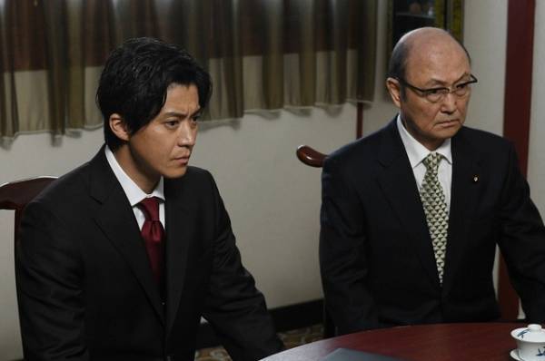 「日本沈没」8話 石橋蓮司“里城”、国民の命運を賭ける姿に「胸熱展開」の声、東山総理との抱擁シーンにも感動の声溢れる