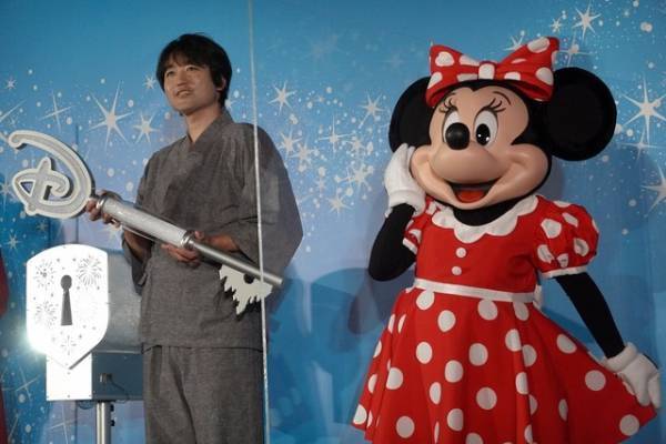 【ディズニー】書道家の武田双雲がディズニー愛を語る！日本最大のディズニーストア「ディズニーフラッグシップ東京」オープニングイベント