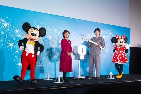 【ディズニー】書道家の武田双雲がディズニー愛を語る！日本最大のディズニーストア「ディズニーフラッグシップ東京」オープニングイベント