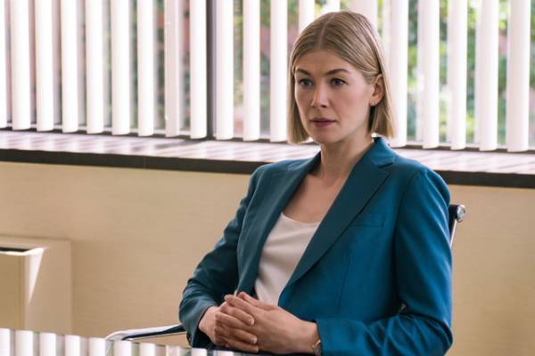 ロザムンド・パイクが華麗に着こなすテクニカラーのファッションは必見『パーフェクト・ケア』