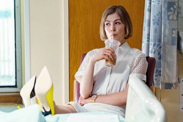 ロザムンド・パイクが華麗に着こなすテクニカラーのファッションは必見『パーフェクト・ケア』