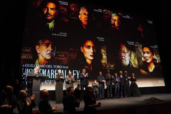 ギレルモ・デル・トロ監督「時代の不安が反映されている」新作『ナイトメア・アリー』プレミア