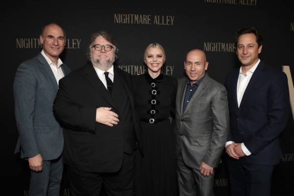 ギレルモ・デル・トロ監督「時代の不安が反映されている」新作『ナイトメア・アリー』プレミア