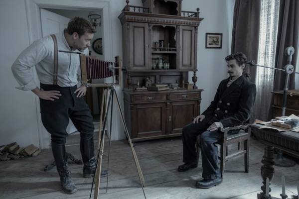 “死体村”の悪霊が見せる恐怖と戦慄『ポスト・モーテム 遺体写真家トーマス』 日本版ビジュアル＆予告編