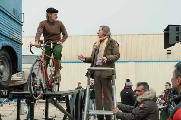 オーウェン・ウィルソン、自転車に乗って街をレポート『フレンチ・ディスパッチ』ストーリー予告＆場面写真
