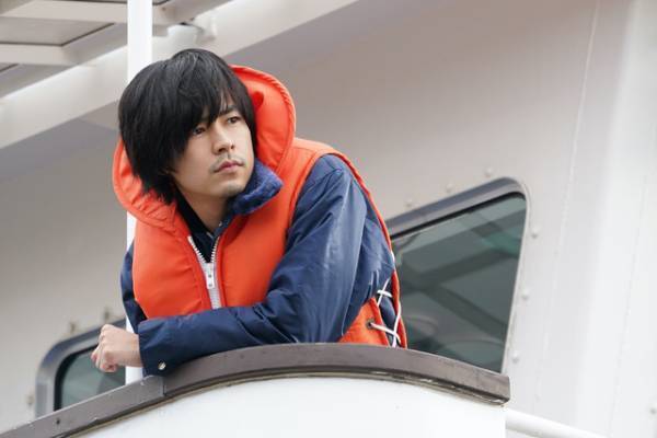 成田凌「逃亡医F」クランクイン！“指名手配中”で身を隠す船上ロケから撮影開始